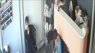 Sultangazide hırsızlık yapan kadın kendisini uyaran çocukları itip kaçtı