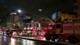 Sultangazide kafenin çatısı alevlere teslim oldu