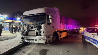 Sultangazide kontrolden çıkan tır, park halindeki 5 araca çarptı: 1 yaralı