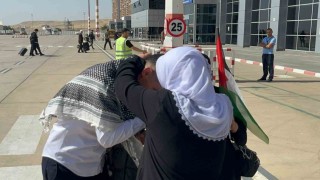 Sumud Filosuna katılan Batmanlı aktivist doktor havaalanında karşılandı