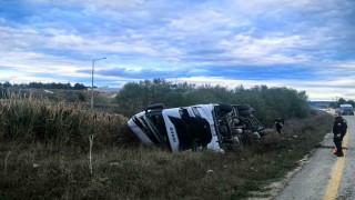 Sunta yüklü tır devrildi: 1 yaralı