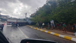Sürücünün hakimiyetini kaybettiği tır kaldırıma çıktı