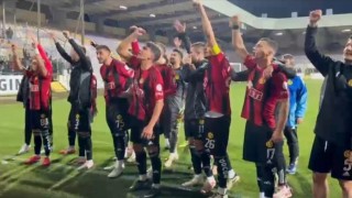 Takım oyuncuları taraftarlarla küfürlü tezahürat yapıp, bir de tempo tuttu