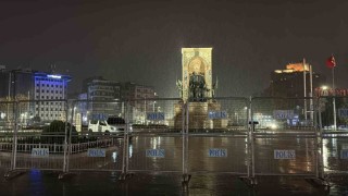 Taksim Meydanı ve İstiklal Caddesinde gece saatlerinde yağmur etkili oldu