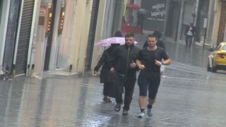 Taksimde etkili olan sağanak yağış vatandaş ve turistlere zor anlar yaşattı