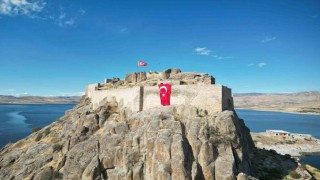 Tarihi kalenin surlarına 50 metrekarelik dev Türk bayrağı asıldı