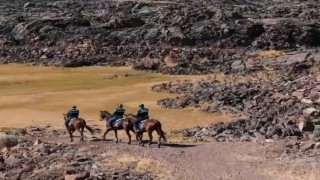 Tarihi Zeyn Kalesinin eteklerinde atlı jandarma devriyesi
