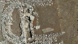 Tarihteki ilk musalla taşının bir parçası 12 bin yıllık Çayönündeki Kafataslı yapıda, diğer parçası Diyarbakır Müzesinde sergileniyor