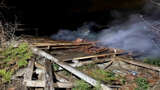 Tarlada çıkan yangın 2 barakayı küle çevirdi