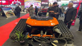 Tarlada traktör savaşta silah