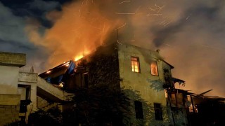 Tarsusta iş yerinde çıkan yangın 2 binaya sıçradı