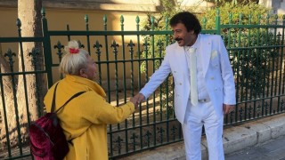 Tarzıyla Müslüm Gürsese benzeyen vatandaş Taksimde ilgi gördü