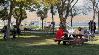 Tatvanda güzel havayı fırsat bilenler sahile akın etti