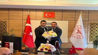 Tayini çıkan sağlık müdürüne kalabalık uğurlama