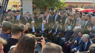 TBMM Başkanı Kurtulmuş namaz sonrası vatandaşlarla çay içip simit yedi