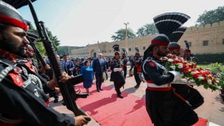 TBMM Başkanı Kurtulmuş, Pakistanın milli şairi Muhammed İkbalin kabrini ziyaret etti