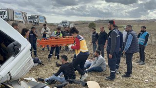 Tekirdağda can pazarı: Çöp kamyonu metrelerce yüksekten şarampole uçtu, 3 işçi yaralandı