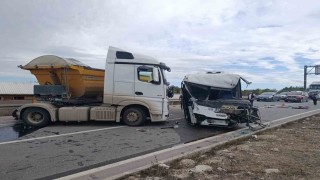 Tekirdağda minibüs ile tır kafa kafaya çarpıştı: 1 ağır yaralı