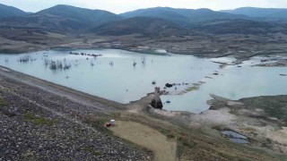 Tekirdağda Naip Barajı ölü hacme indi, sular çekildi adacıklar oluştu