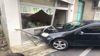 Tekirdağda otomobil dükkâna girdi