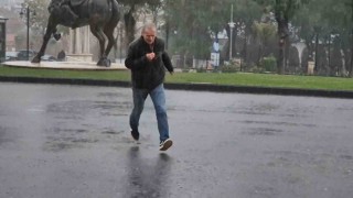 Tekirdağda şiddetli yağış sokakları göle çevirdi