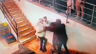 Tekme tokat birbirilerine girdiler; o anlar kamerada