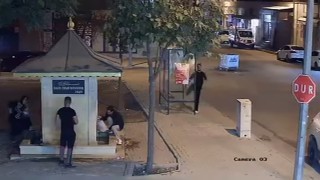 Tekmeyle otobüs durağının camını kırdı