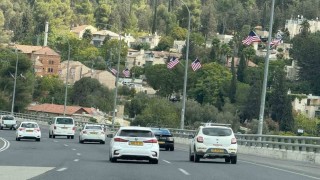 Tel Avivden Kudüse ziyaretçileri ABD bayrakları karşılıyor