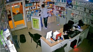 Telefoncunun camını kırıp içeri girdi: Seçerek malzeme çaldığı anlar kameraya yansıdı