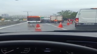 TEM Otoyolunda zincirleme kaza: Aracını çekmek isterken yeniden kaza yaptılar