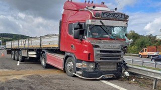 TEMde bariyerlere çarpan tırın dorsesindeki demir profiller yola saçıldı: 1 yaralı