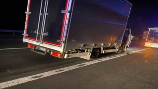 TEMde kamyonla çarpışan kamyonet sürücüsü araçta sıkışarak yaralandı