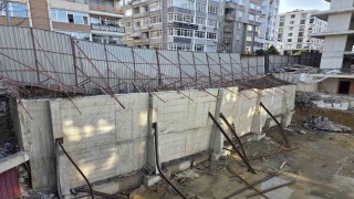 Temel kazısında kaldırım çöktü: Yol yaya ve araç trafiğine kapatıldı