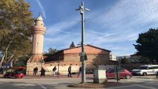 Tepki çeken restorasyon: 602 yıllık minare ayakta, 18 yıllık minare çürüyor