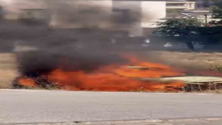 Terk edilmiş otomobil alev alev yandı