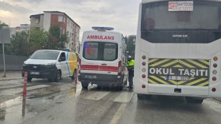 Ters istikamete dönmeye çalışan kamyonete motosiklet çarptı: 1 yaralı