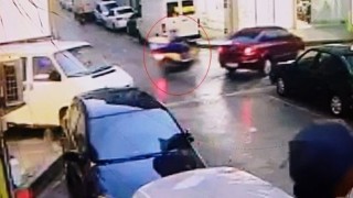 Ters yönden çıkan otomobile çarpmamak için kaza yaptı: O anlar kamerada