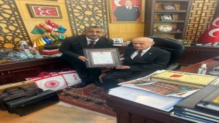 Teşkilat binasının tapusunu Genel Başkan Devlet Bahçeliye takdim ettiler