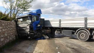 Tır istinat duvarına çarptı, kabinde sıkışan sürücüyü itfaiye kurtardı