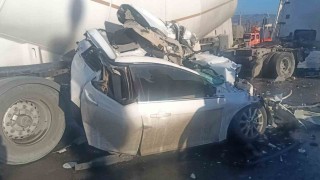 Tır otomobili ezdi, sürücü saniyelerle kurtuldu