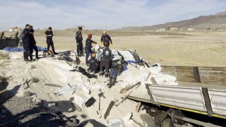 Tır şarampole düştü, sürücü kum altında kalan kabin içerisinde can verdi