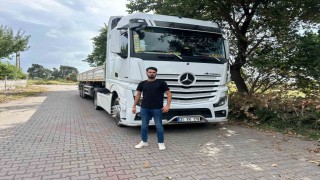 Tır şoförü ve eşi, evlatlarının cinsiyetini tırlarla düzenlenen partide öğrendi