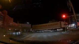 Tırın dorse kapağı açıldı, kırmızı ışıkta bekleyen otomobil kıl payı kurtuldu