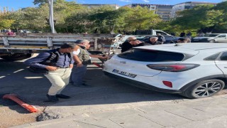 Tırın dorsesi otomobilin teker bölümüne takıldı