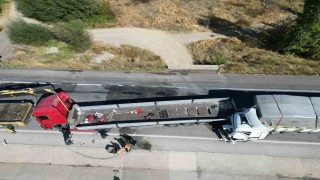 Tırların çarpıştığı kazada 2 kişi yaralandı