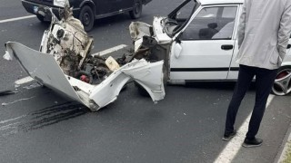 Tofaş marka otomobilin motoru fırladı: 2 yaralı