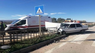 Tokatta kaza yapan otomobil bariyere girdi