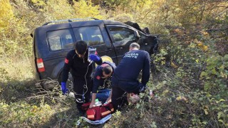 Tokatta uçuruma yuvarlanan araçtan 2 kişi sağ kurtuldu