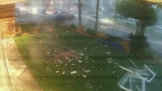 Tonlarca ağırlıktaki çatının fırtınada uçtuğu anlar kamerada