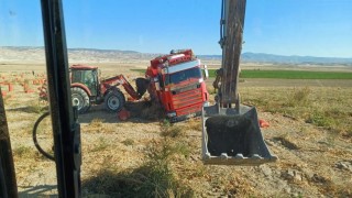 Tonlarca soğan taşıyan tır ıslak arazide toprağa gömüldü
